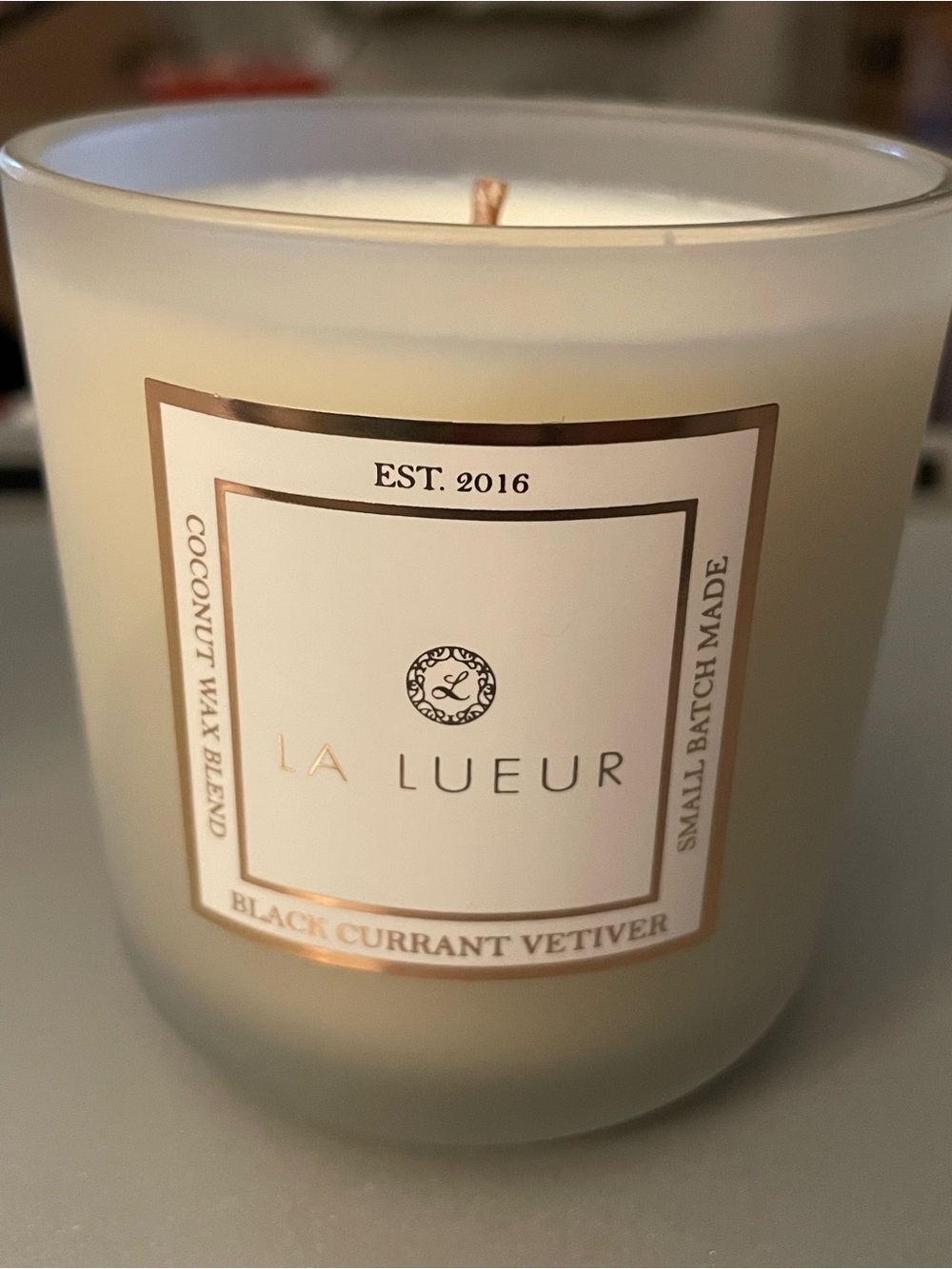 LA LUEUR Black Currant Vetiver Coconut Wax Scented Candle 8oz Luxury Gift NIB - Picture 2 of 7